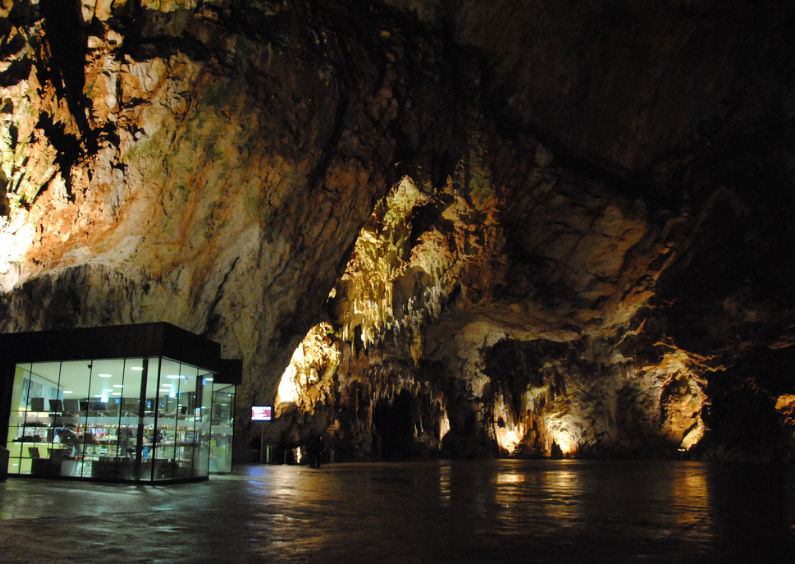 Melirik Postojna Cave, Jaringan Gua Bawah Tanah Alami nan Menakjubkan