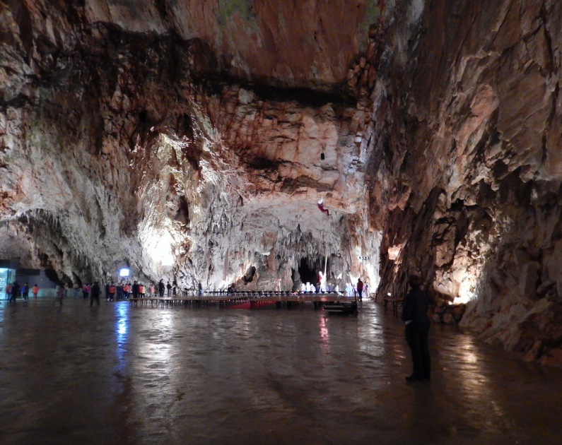 Melirik Postojna Cave, Jaringan Gua Bawah Tanah Alami nan Menakjubkan