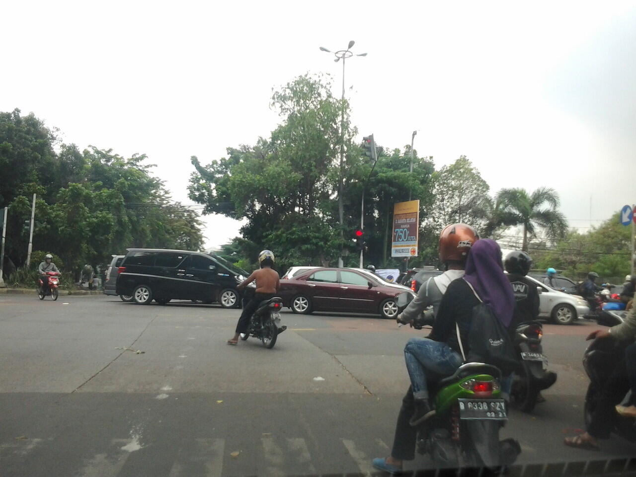 Pengendara Wajib Pake Helm Tapi Nggak Wajib Pake Baju