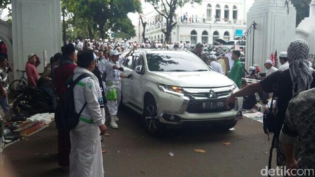 Habib Rizieq Tinggalkan Masjid Al-Azhar, Massa Berangsur Pulang