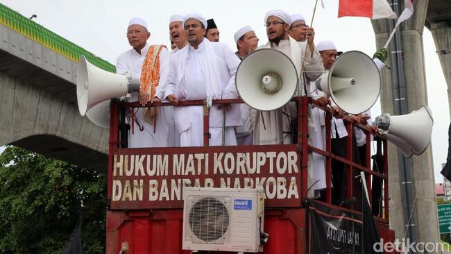 Habib Rizieq Tinggalkan Masjid Al-Azhar, Massa Berangsur Pulang