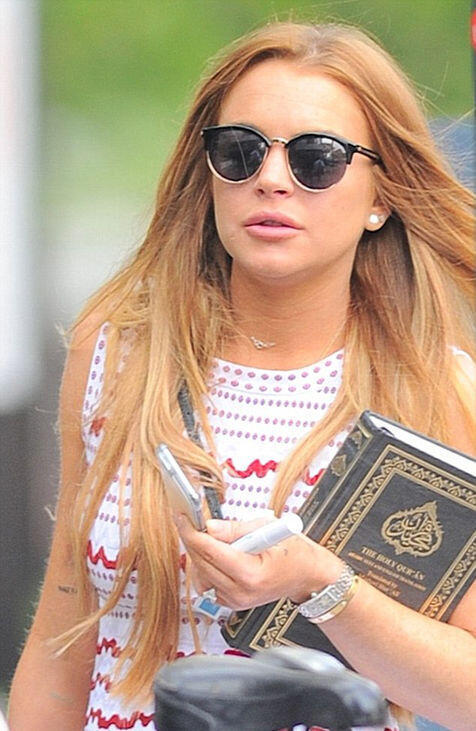 Lindsay Lohan Masuk Islam? Fakta atau Sensasi?