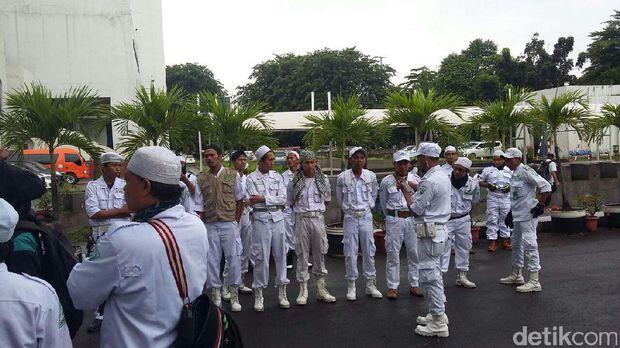 Diguyur Gerimis, Massa FPI Tetap Padati Masjid Al-Azhar