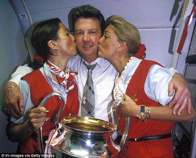 Louis van Gaal Resmi Pensiun Dari Sepakbola