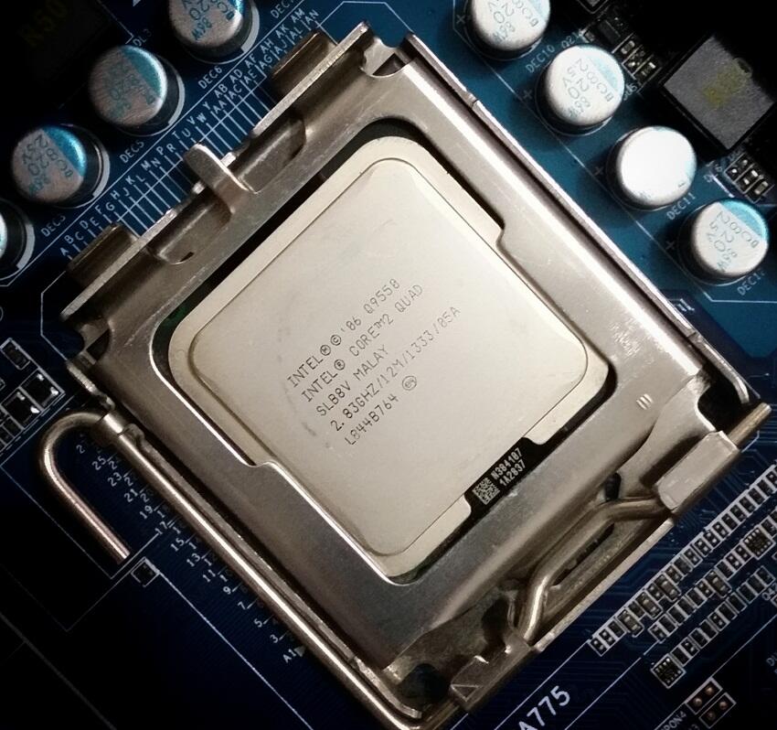 Intel ® Core ™ 2 Quad Q9550 + GIGABYTE GA-EP45-UD3P + OCZ Platinum 4GB.