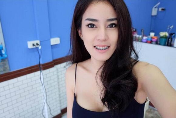 Gilee... Tukang Cukur Super Cantik di Thailand Ini Bikin Gemes