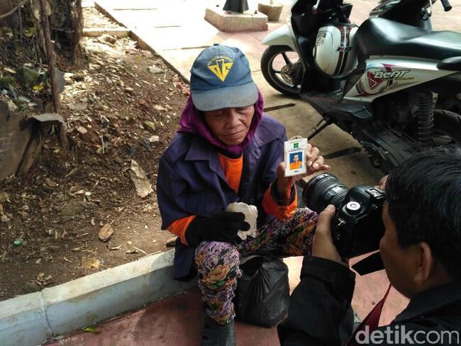 Kecewanya Nenek Tinah Tak Lagi Bekerja Jadi 'Pasukan Oranye'