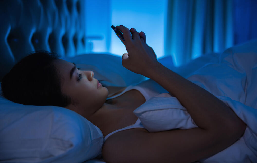 4 Akibat Terlalu Sering Bermain HP di malam Hari