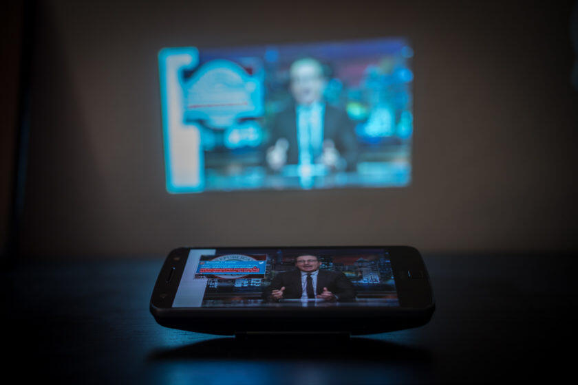 &#91;GREGETZ&#93; Nobar &amp; Presentasi Semakin Seru Dengan Insta-Share Projector Mod Moto Z!