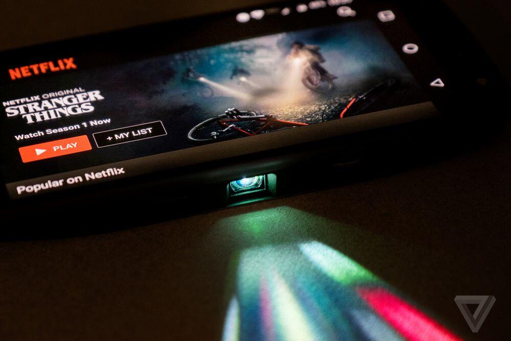&#91;GREGETZ&#93; Nobar &amp; Presentasi Semakin Seru Dengan Insta-Share Projector Mod Moto Z!