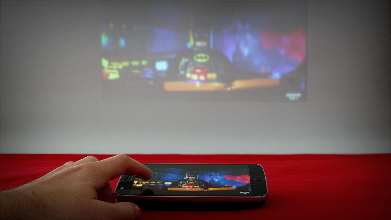 &#91;GREGETZ&#93; Nobar &amp; Presentasi Semakin Seru Dengan Insta-Share Projector Mod Moto Z!