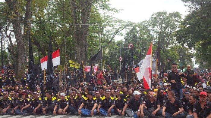 Ribuan Orang Berpakaian Serba Hitam Padati Halaman Gedung Sate Pagi Ini