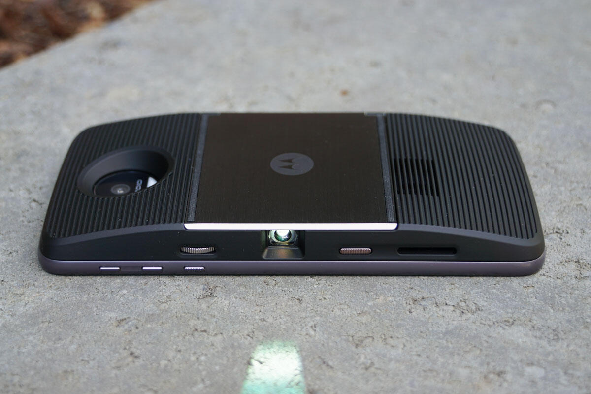 &#91;GREGETZ&#93; Luar Biasa, Projector Mod-nya Moto Z Bikin HP Jadi Proyektor!
