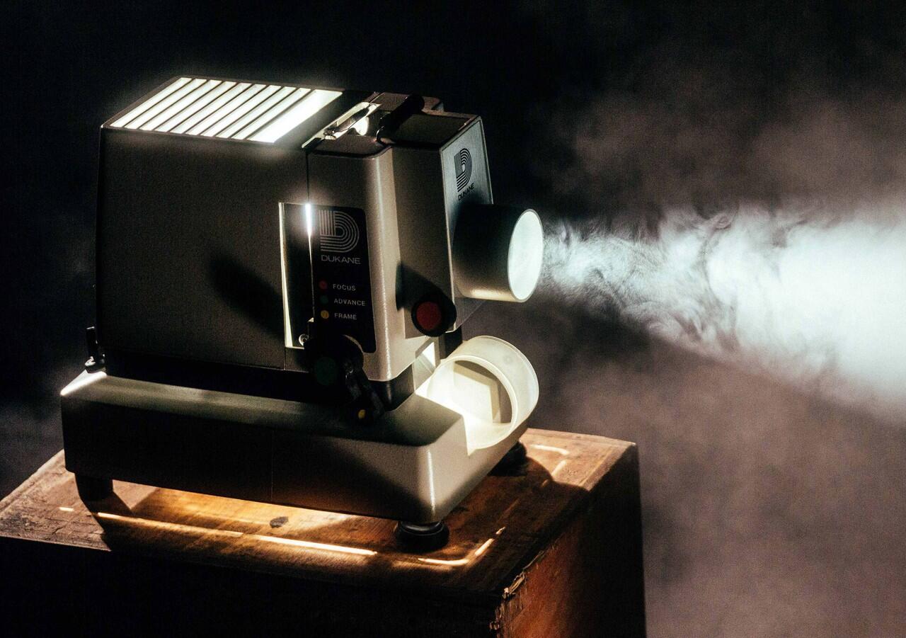 &#91;GREGETZ&#93; Luar Biasa, Projector Mod-nya Moto Z Bikin HP Jadi Proyektor!