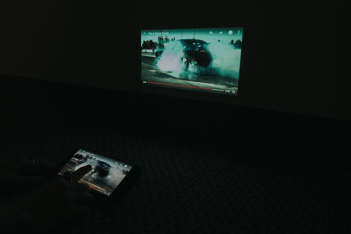 &#91;GREGETZ&#93; Luar Biasa, Projector Mod-nya Moto Z Bikin HP Jadi Proyektor!