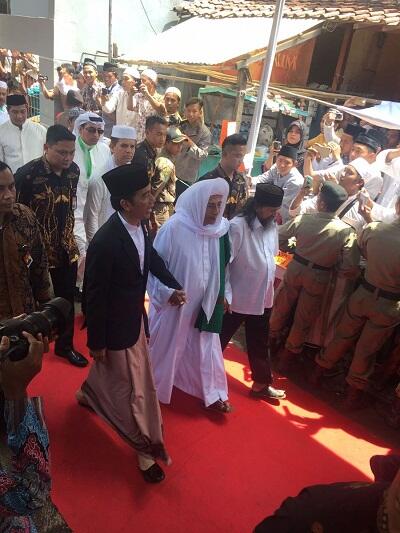 Jokowi Menggandeng Habib Luthfi, Kapan Menggandeng Rizieq ?