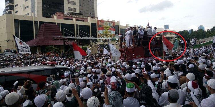 Tulisan Arab di bendera merah putih milik FPI bikin keki