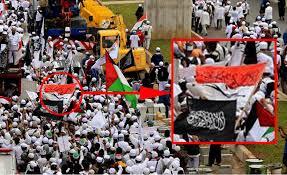 Tulisan Arab di bendera merah putih milik FPI bikin keki