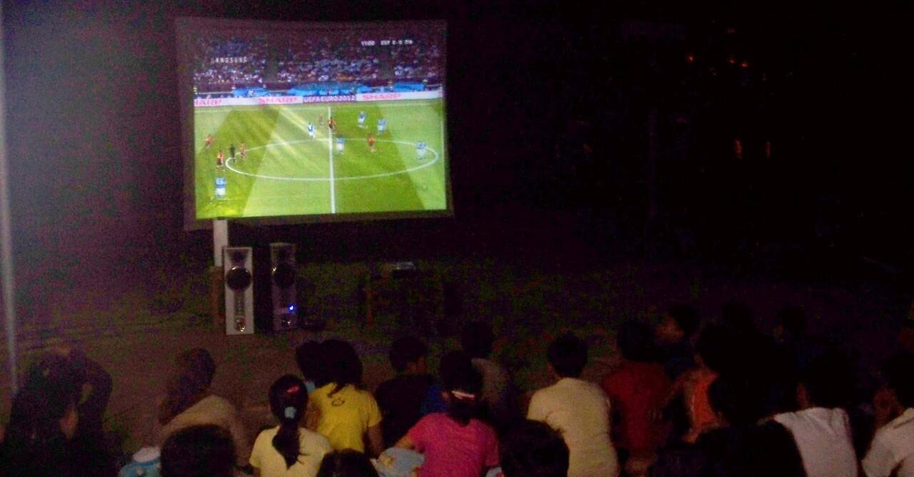 &#91;GREGETZ&#93; dengan Insta-share Projector Mod nya Moto Z kita bisa nobar bola