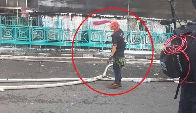 Pria Aneh Kibaskan Selendang di Tengah Kebakaran Pasar Senen