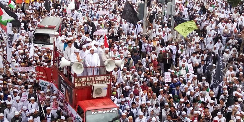 Pembawa Bendera dengan Coretan Saat Demo FPI Ditangkap Polisi