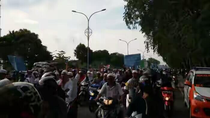 ribuan orang datangi mapolda pontianak