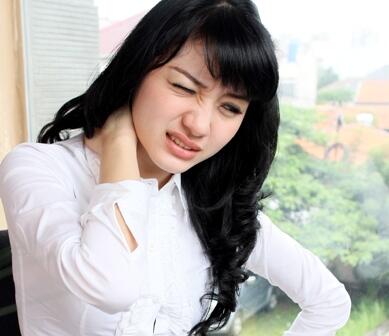 Waspada! Ini 7 Bahayanya Minum Sambil Berdiri
