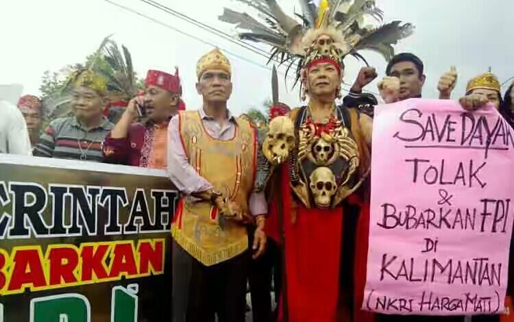 Ribuan Warga Kalteng Lakukan Long March Tuntut Pembubaran FPI