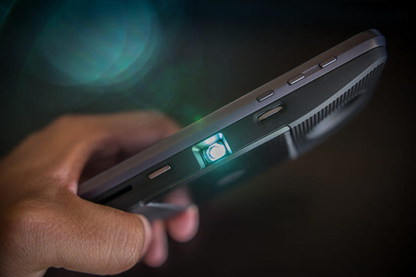 &#91;GREGETZ&#93; Bioskop Ala Motorola Moto Z Pakai Insta-share Projector Mod