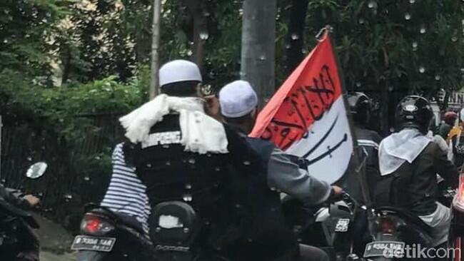 Ini Motif Nurul Bawa Bendera RI Bertuliskan Arab di Demo FPI