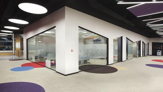 12 Inspirasi Desain Interior Kantor Penuh Warna (butuh inspirasi design masuk)