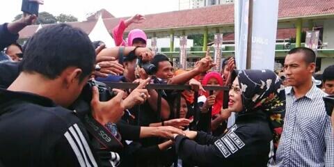 Sylviana Murni Ajak Suami Hadiri Apel Siaga Relawan