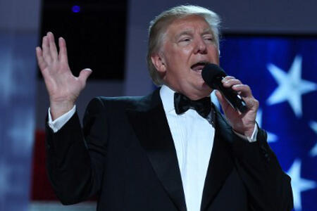 Ironi Pidato Trump dan Topi Buatan China