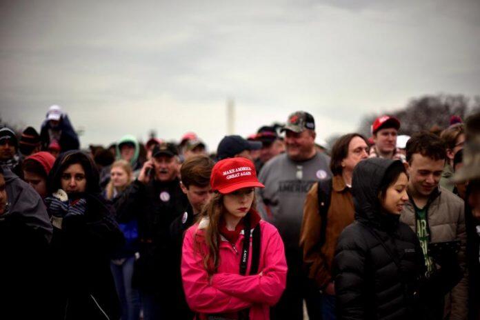 Ironi dalam topi Donald Trump, ternyata buatan Vietnam dan China