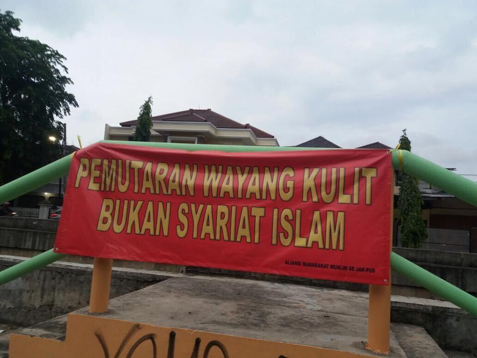 Heboh Spanduk Larang Wayang Kulit Tak Sesuai Islam di Jakpus