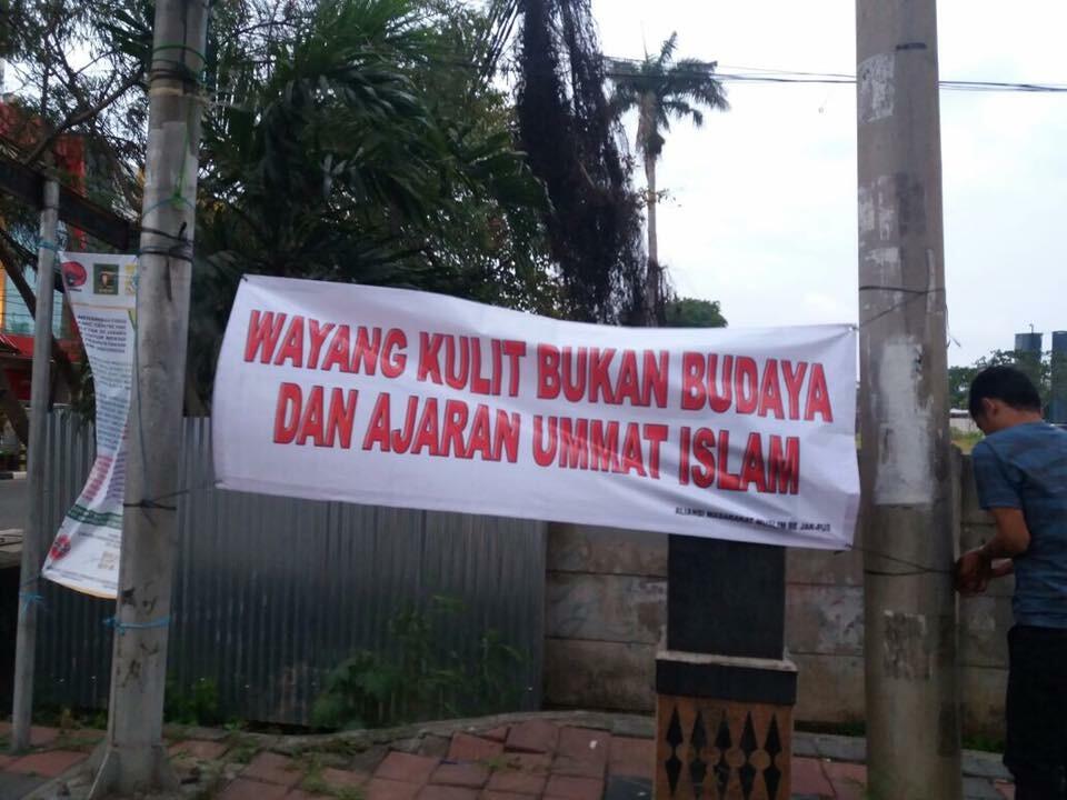 Heboh Spanduk Larang Wayang Kulit Tak Sesuai Islam di Jakpus