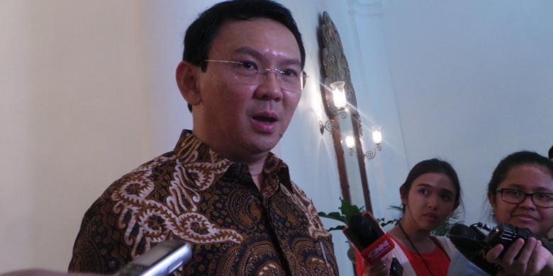 Macet di Sudirman, Ahok Turun dari Mobilnya dan Naik Bus Transjakarta ke Acara Nasdem