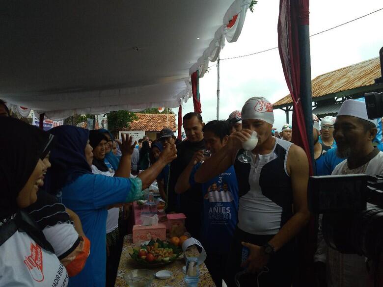 Penuhi Nazar, Sandiaga Uno Berenang Di Kepulauan Seribu !