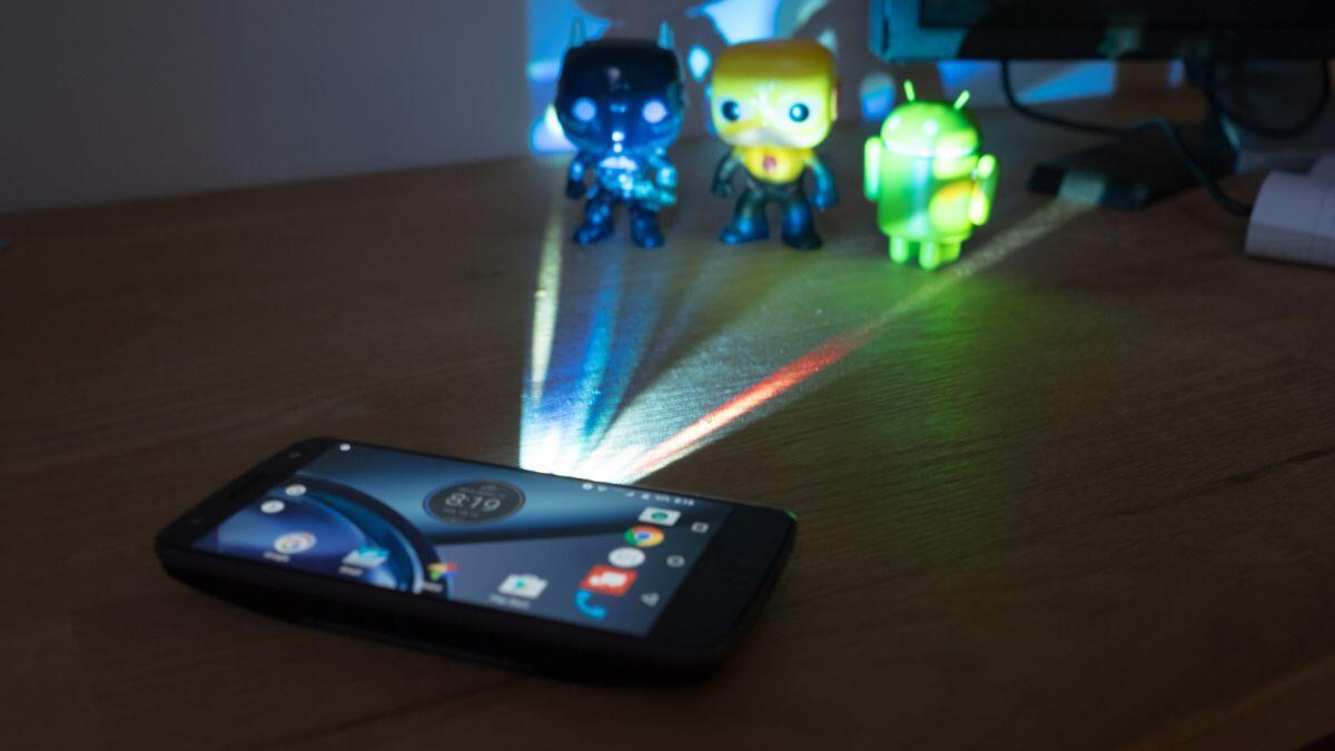 &#91;GREGETZ&#93; Ini Dia Projector Moto Z yang Serba Bisa