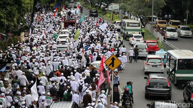 Sebelum ke Polda, Massa FPI akan Salat Duha Berjamaah di Al-Azhar
