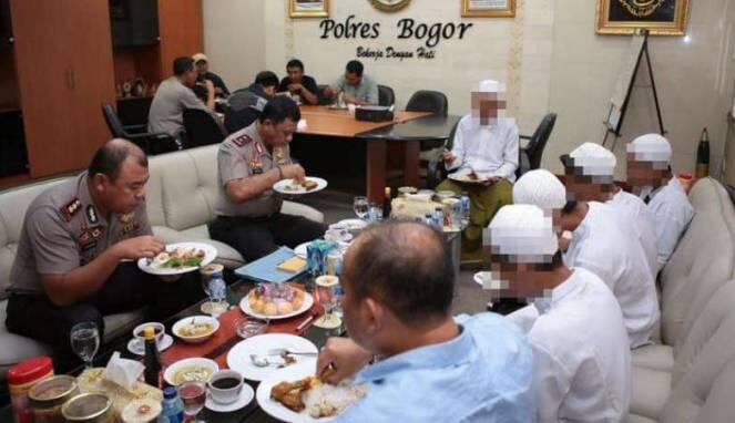 Kapolda Jawa Barat Makan Bersama Tersangka Perusakan GMBI