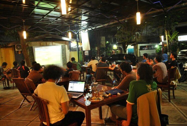 &#91;GREGETZ&#93; Nobar Simpel Di Kedai Dengan Moto Z