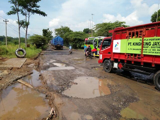 Jalan rusak parah di jalur TEGAL-PURWOKERTO