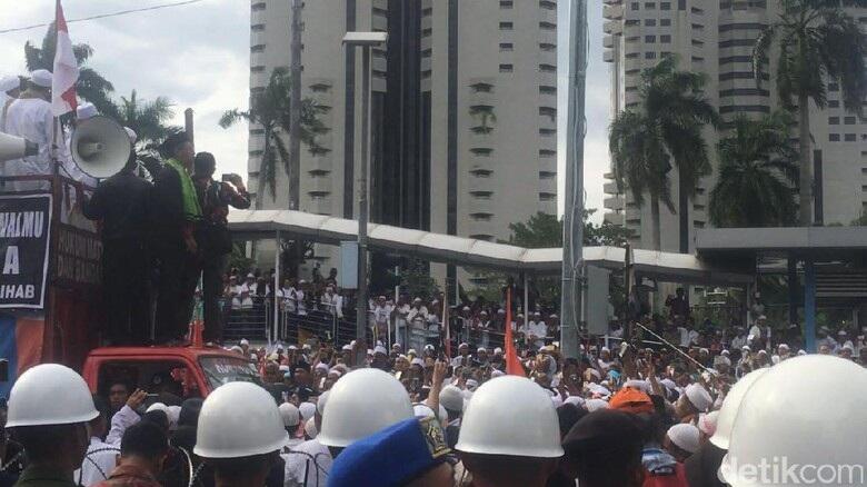 Habib Rizieq Orasi, Massa FPI Banjiri Halte TransJ dan Jalanan