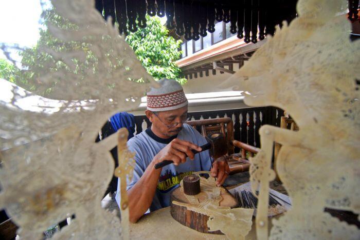Silang kicau perihal spanduk penolakan wayang kulit