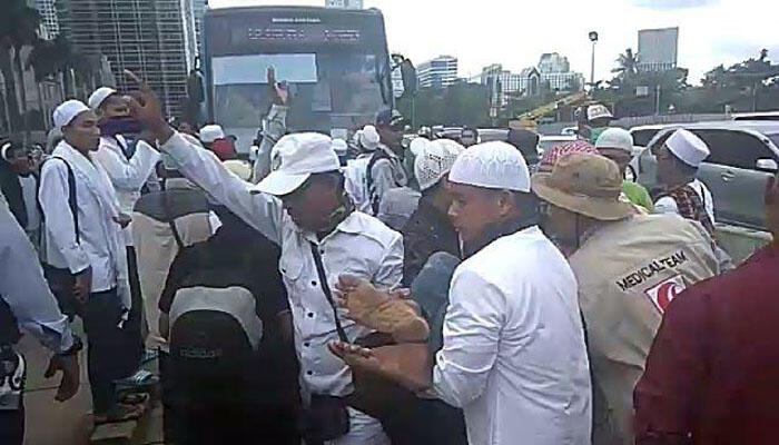 Saat Demo Massa FPI, Seorang Pria Terkapar Terserempet Busway