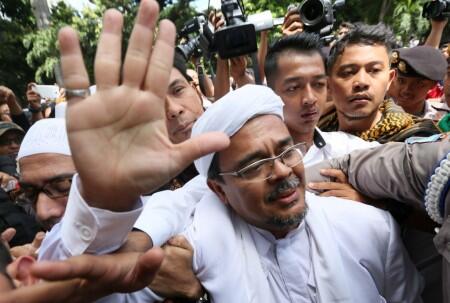 Rizieq dan Massa Pengawalnya