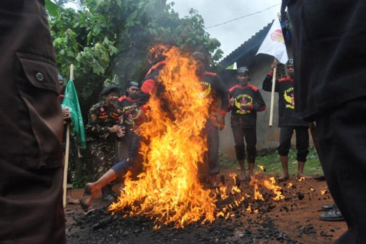 Ngeri, Bai'at Anggota Banser Wajib Lewati Kobaran Api 