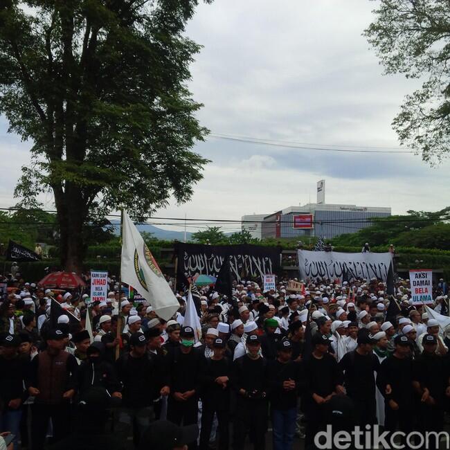 Massa Ormas Demo Minta Proses Hukum Habib Rizieq Dihentikan