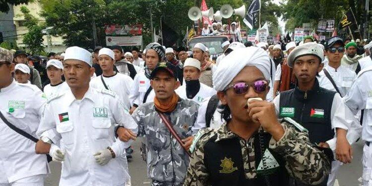 Aksi bela ulama, ribuan massa penuhi depan Gedung Sate